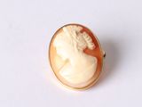 une photo d'une bague ornée d'un camée représentant une femme