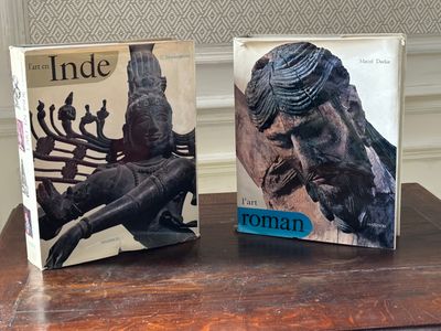 deux livres posés l'un à côté de l'autre sur une table en bois