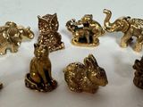 de nombreuses figurines en or posées sur une table