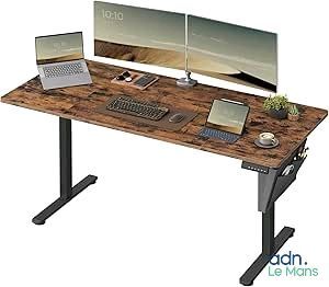 un bureau d'informatique sur lequel sont posés deux écrans et un ordinateur portable