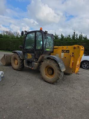 une photo d'un petit engin de chantier garé sur un parking