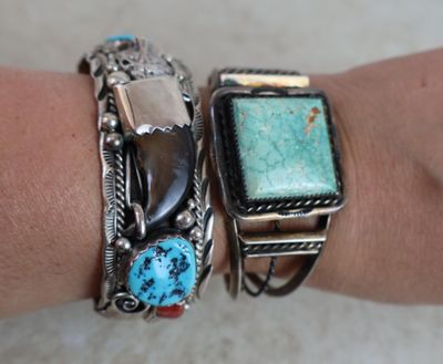 deux bracelets en argent sertis de pierres de turquoise au poignet d'une femme