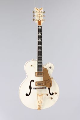 une image représentant une guitare électrique blanche suspendue à une corde
