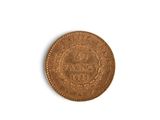 gros plan d'une pièce de monnaie sur une surface blanche