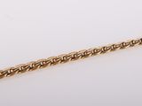 un bracelet à chaîne en or avec un fermoir sur fond blanc