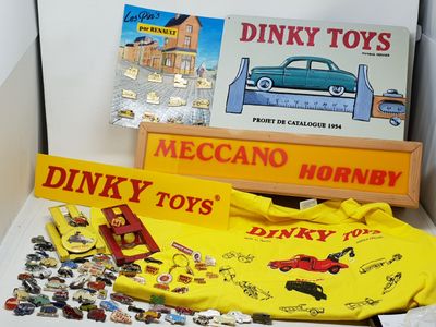 une boîte contenant tout un tas de jouets différents
