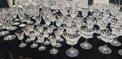 beaucoup de verres à vin vides sur une table