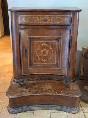 un petit meuble en bois orné d'un motif décoratif