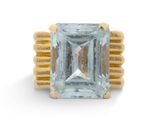 un gros plan d'une bague sertie d'une aigue-marine