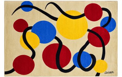 un tapis coloré orné de cercles et de lignes sur fond beige