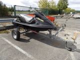 un jet-ski noir sur une remorque dans un parking