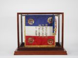 une vitrine contenant un drapeau