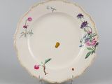 une image représentant une assiette blanche ornée d'un motif floral