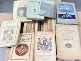 plusieurs vieux livres sont empilés sur une table