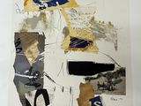 une photo d'une œuvre d'art posée sur une table