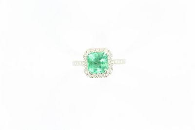 bague en émeraude et diamant sur fond blanc