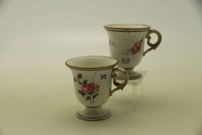 deux tasses placées l'une à côté de l'autre sur une table