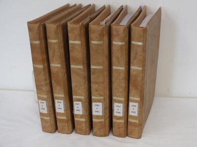 cinq livres sont empilés les uns sur les autres sur une surface blanche