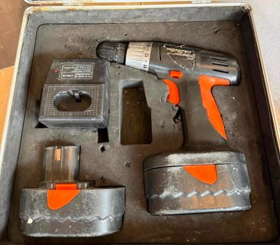 une boîte contenant des outils posée sur une table