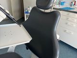 a black chair in the dentist ' s chair in the room