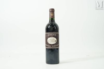 une bouteille de vin posée sur une table