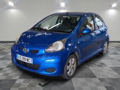 la photo d'une voiture bleue garée dans un garage