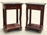 paire de tables d'appoint anciennes en bois avec des plateaux en marbre