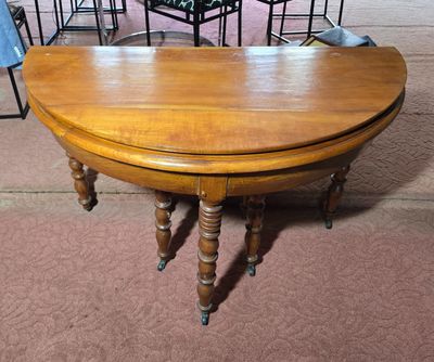 une table en bois avec un plateau en verre, posée sur un sol recouvert de moquette