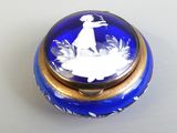 une boîte en verre bleue sur laquelle est représentée une femme