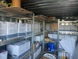 beaucoup de boîtes et de cartons sur les étagères de la pièce