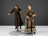 deux figurines représentant un homme et une femme vêtus de costumes médiévaux