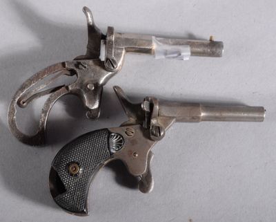 deux revolvers posés l'un à côté de l'autre sur une table