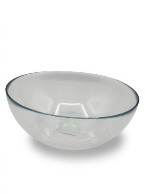 une image représentant un saladier en verre transparent sur fond blanc