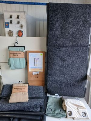 une pièce avec un lit, une chaise et un bureau sur lequel se trouvent de nombreux objets