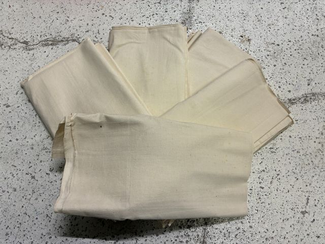 Lot de 4 draps anciens. A nettoyer 