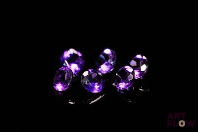 gemmes d'améthorate violettes sur fond noir