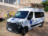 une camionnette blanche garée devant un bâtiment