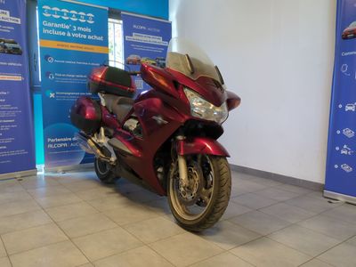 une moto rouge garée dans un showroom