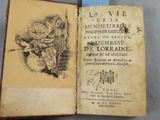 un livre ouvert sur lequel figure le dessin d'un homme coiffé d'un chapeau