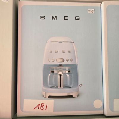 une boîte sur laquelle est représentée une cafetière