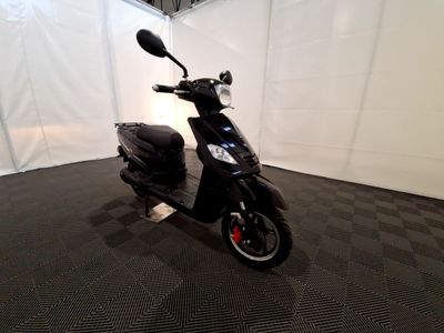 un scooter garé à l'intérieur d'une tente