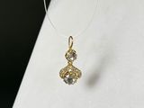 un gros plan d'un collier orné d'un pendentif en or sur un fond blanc