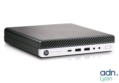 L'ordinateur de bureau HP est posé sur une surface blanche.