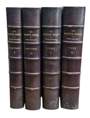 six vieux livres sont empilés sur une surface blanche