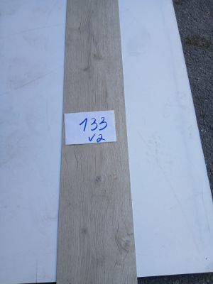 plusieurs pièces de bois sont empilées les unes sur les autres