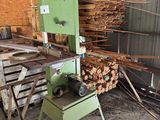 une machine posée au milieu d'un tas de bois