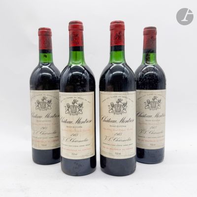 trois bouteilles de vin rouge sont alignées sur une surface blanche