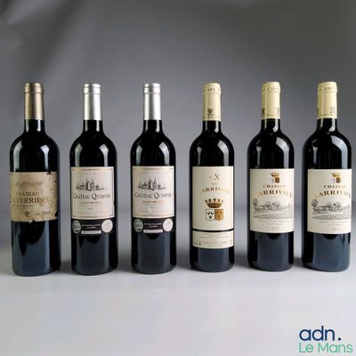 six bouteilles de vin sont alignées sur une table