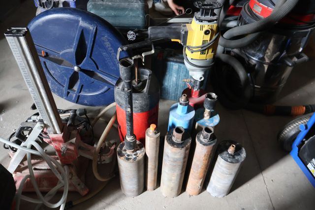 Carotteuse DIAMOND CORE DRILL avec 8 carottes, un trépied, un pul...