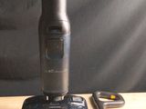 un téléphone portable posé sur une table, à côté d'un autre téléphone portable
